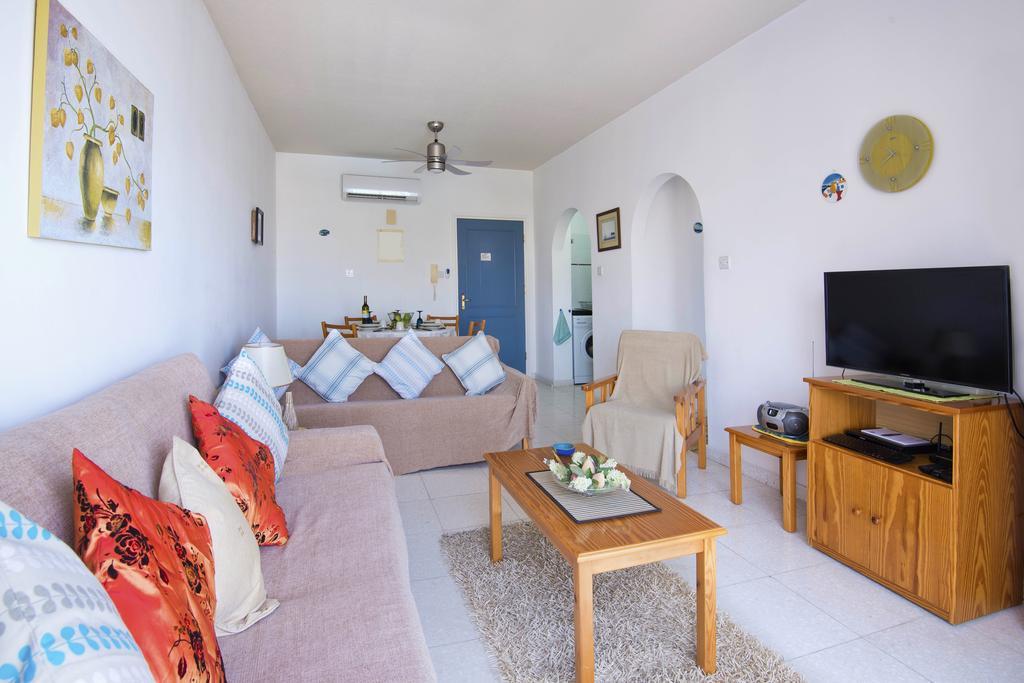 King'S Palace Apartment Paphos Exterior photo